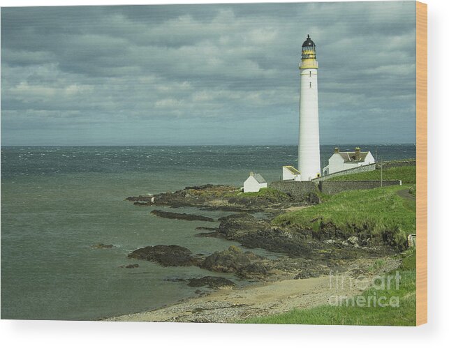 Scurdie Ness Lighthouse Wood Print featuring the photograph Scurdie Ness Lighthouse by Rob Hawkins