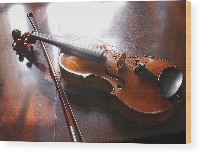 Violin Wood Print featuring the photograph Violin on table by Steve Somerville