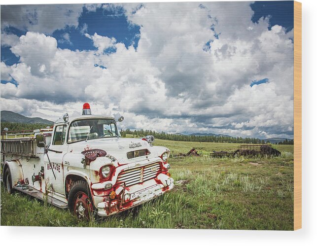 Elizabethtown Wood Print featuring the photograph Abandoned Fire Truck by Candy Brenton