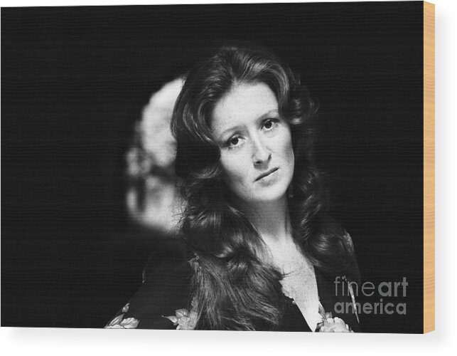 Singer Wood Print featuring the photograph Bonnie Raitt In Nyc by The Estate Of David Gahr