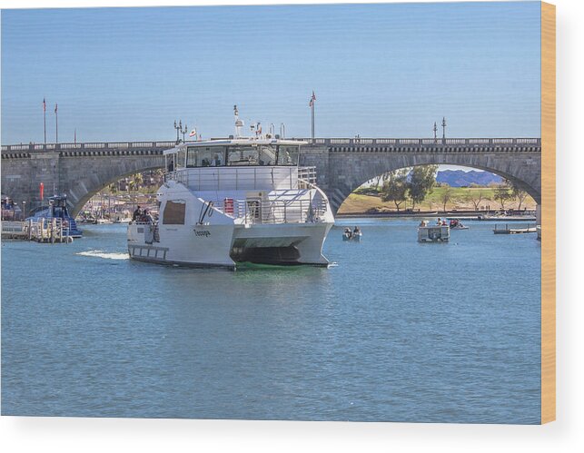 Ship Wood Print featuring the photograph Cruisin around London Bridge by Darrell Foster