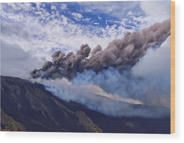 Sicily Wood Print featuring the photograph Etna Paroxysm Of 16 ° by Andrea Rapisarda Photography