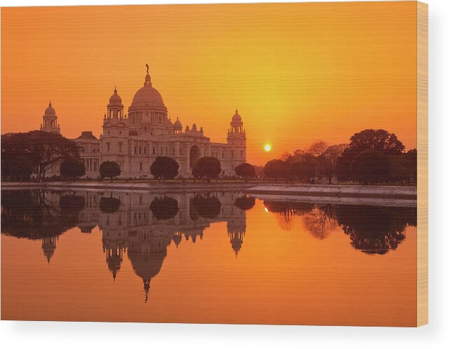 Victoria Memorial Wood Print featuring the photograph Sunset At The Victoria Memorial by Adrian Pope