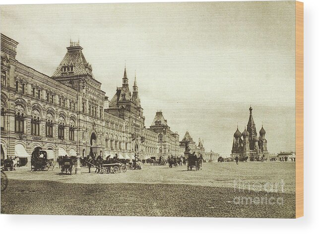 Trading Wood Print featuring the drawing The Upper Trading Rows In Red Square by Heritage Images