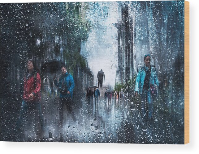 Tourists Wood Print featuring the photograph Tourists In London by Nicodemo Quaglia