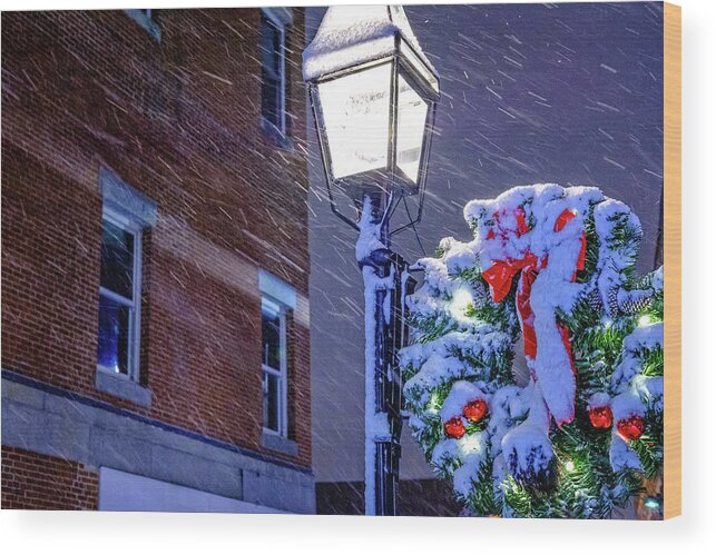 Blowing Snow Wood Print featuring the photograph Wreath On A Lamp Post by Jeff Sinon