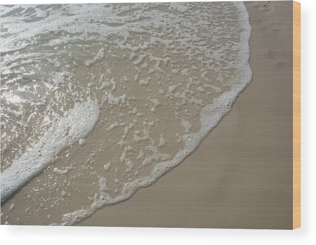 Wave Wood Print featuring the photograph Gentle Wave on the Shore by Pamela Williams