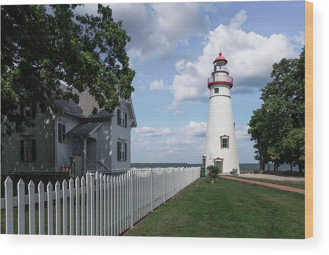 Keepers House Marblehead Lighthouse Wood Print featuring the photograph Keepers House At Marblehead Lighthouse by Dale Kincaid