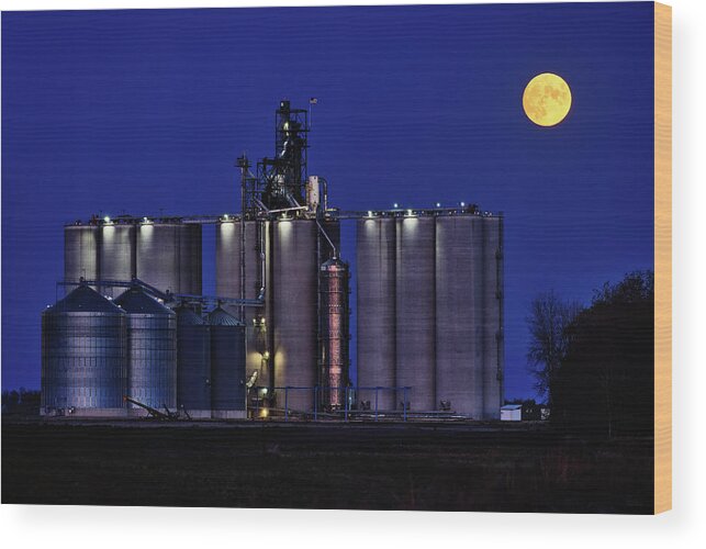 Cendak Wood Print featuring the photograph October's Hunter's Moon rises above Cendak Elevator at Leeds ND by Peter Herman