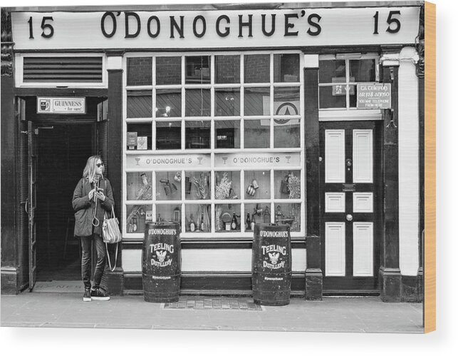 Dublin Wood Print featuring the photograph O' Donoghues Pub Front - Dublin, Ireland by Barry O Carroll