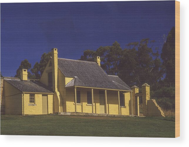 Cottage Wood Print featuring the photograph Settler's Cottage by Frank Lee