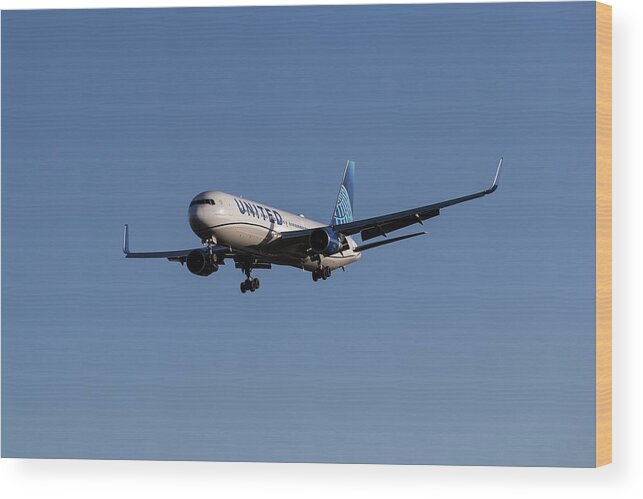  Boeing 767-322 Wood Print featuring the photograph United Airlines Boeing 767-322    X1 by David Pyatt