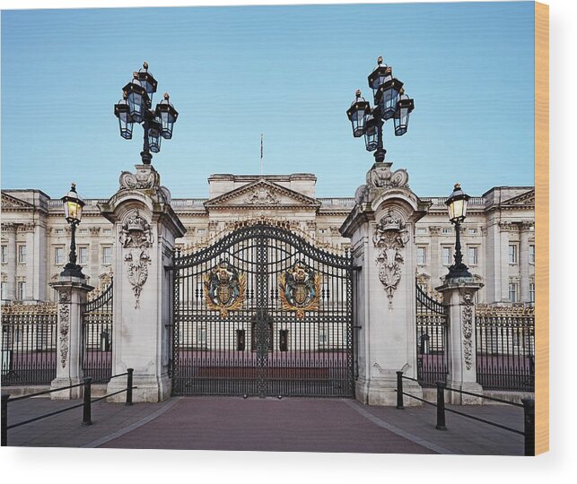 Estock Wood Print featuring the digital art Buckingham Palace, London, England #1 by Richard Taylor