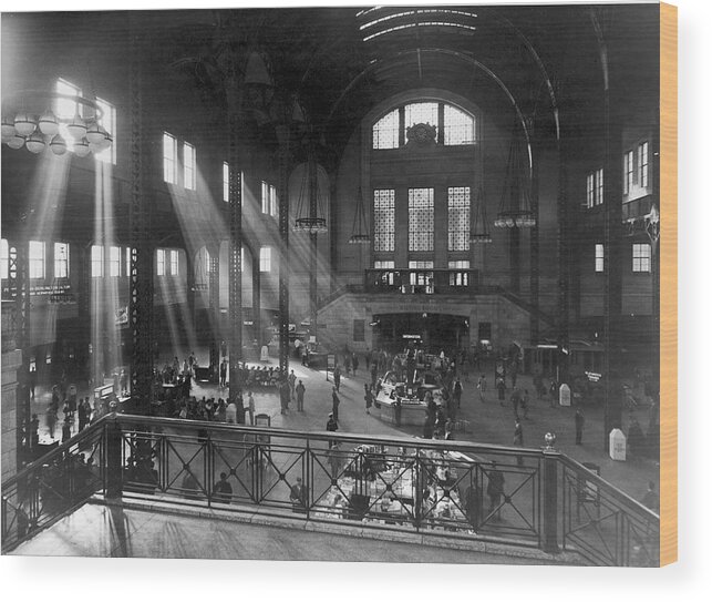 People Wood Print featuring the photograph Chicago Union Station by Archive Photos