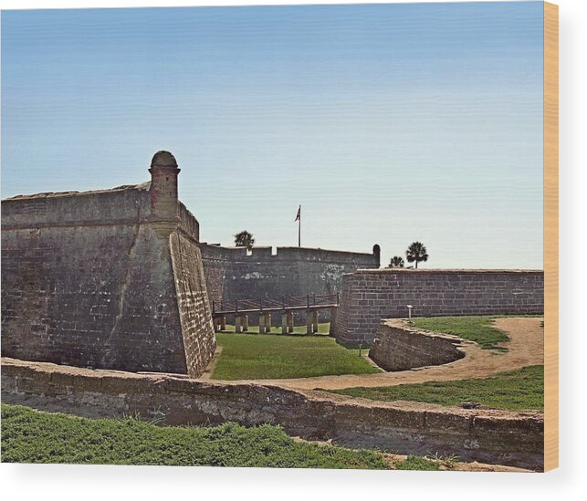 Castillo De San Marcos Wood Print featuring the photograph Old Fort, San Marcos by Gordon Beck