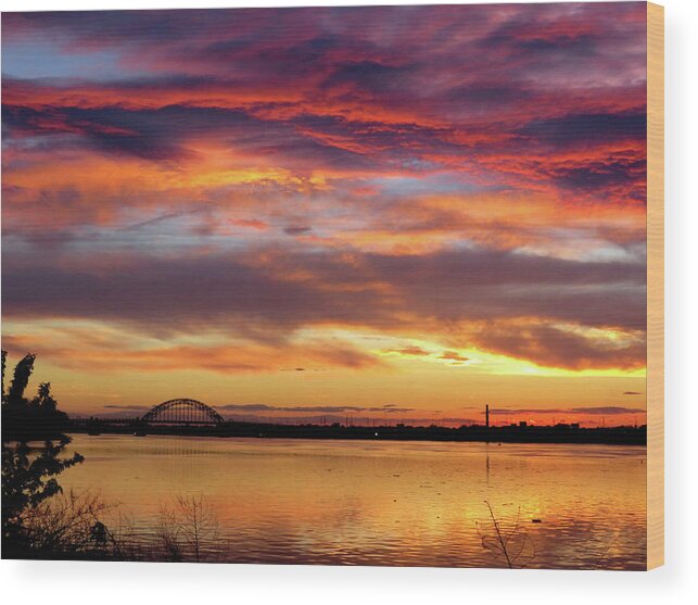 Sunsets Wood Print featuring the photograph Sunset on the Delaware No. Two by Linda Stern