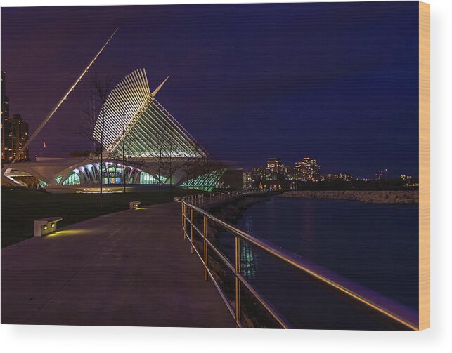 Milwaukee Art Museum Wood Print featuring the photograph An Evening Stroll at the Calatrava by Chuck De La Rosa