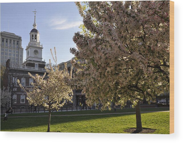 Independence Hall Wood Print featuring the photograph Independence Hall by Andrew Dinh