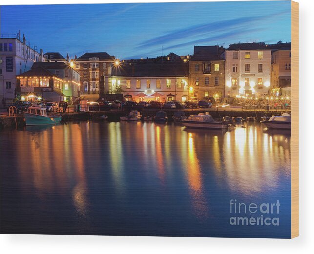 Custom House Quay Wood Print featuring the photograph Busy Night at Custom House Quay by Terri Waters
