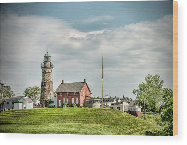 Fairport Harbor Lighthouse No 2 Wood Print featuring the photograph Fairport Harbor Lighthouse no.2 by Phyllis Taylor
