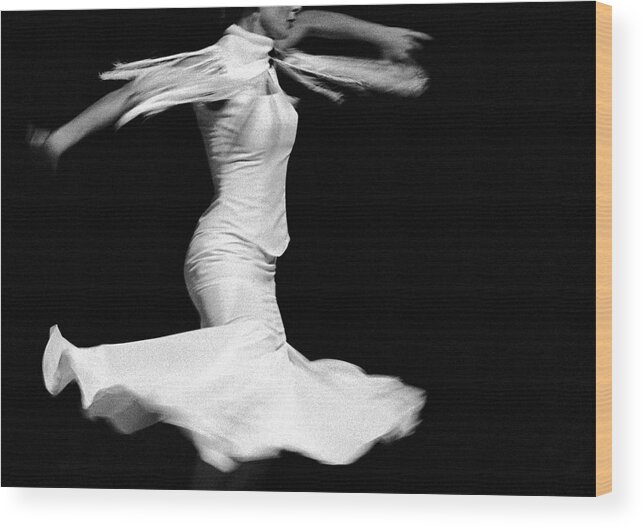 Ballet Dancer Wood Print featuring the photograph Flamenco Flying by T-immagini