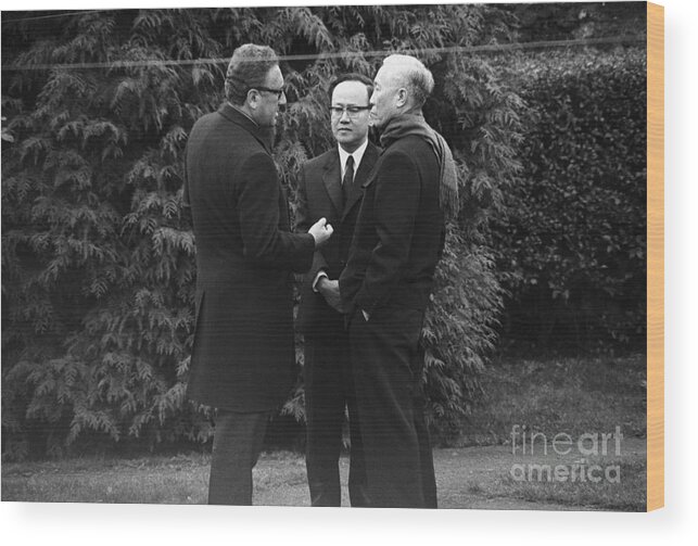 Vietnam War Wood Print featuring the photograph Kissinger And Le Duc Tho Talk by Bettmann