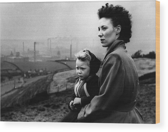 Child Wood Print featuring the photograph Mother & Daughter by Bert Hardy