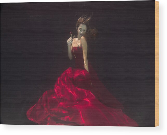 Undrerwater Wood Print featuring the photograph Red Queen by Gabriela Slegrova