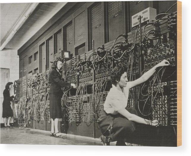1940s Wood Print featuring the photograph Technicians Connecting Wires Of Eniac by Science Source