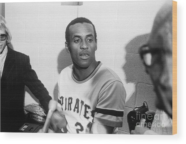 People Wood Print featuring the photograph Roberto Clemente by Morris Berman