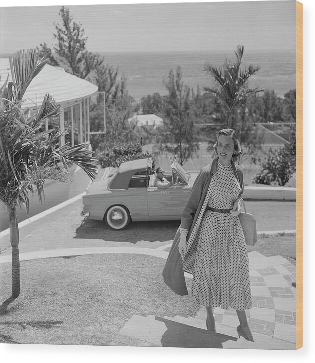 1950-1959 Wood Print featuring the photograph Taxi To The Surf Club by Slim Aarons