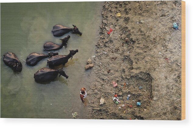 People Wood Print featuring the photograph Bath by Ville Jokinen