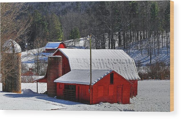 Red Barns And Silo In Snow Wood Print featuring the photograph Red Barns And Silo In Snow by Carol Montoya