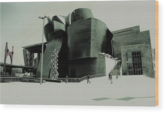 Guggenheim Wood Print featuring the photograph Showtime by HweeYen Ong