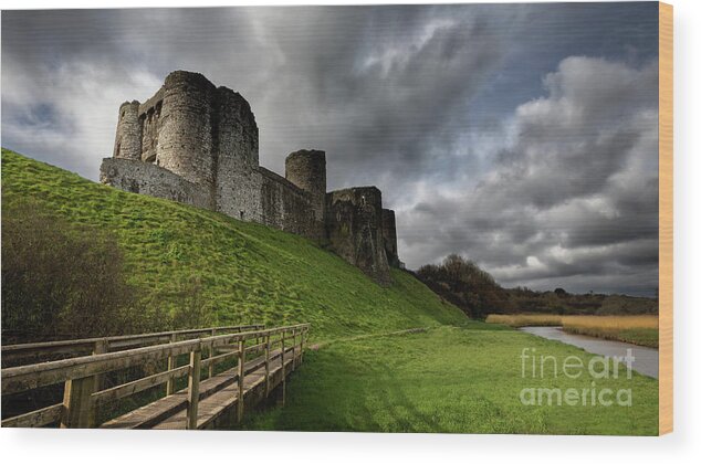 Moody Wood Print featuring the digital art Kidwelly Castle by Duncan Spence
