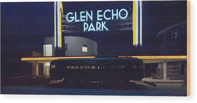 Us Wood Print featuring the photograph Neon Park by Jan W Faul