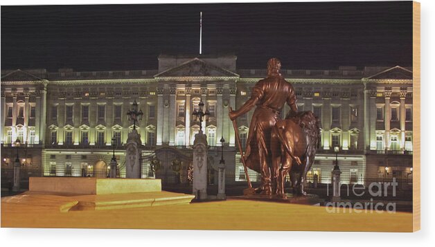 Buckingham Palace Wood Print featuring the photograph Statues View of Buckingham Palace by Terri Waters