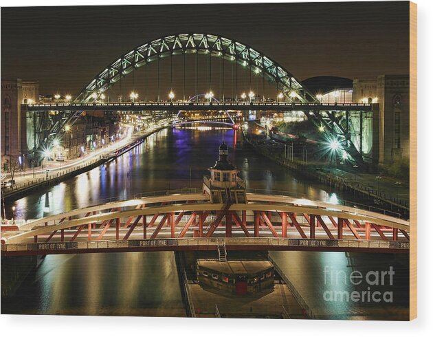 River Tyne Wood Print featuring the photograph River Tyne at Night by Les Bell