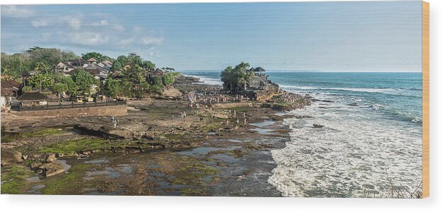 Water's Edge Wood Print featuring the photograph Pura Tanah Lot, Wide Area by Santi Sukarnjanaprai