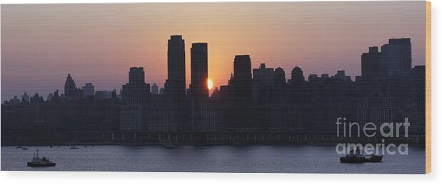 Rising Sun Wood Print featuring the photograph Morning on the Hudson by Lilliana Mendez