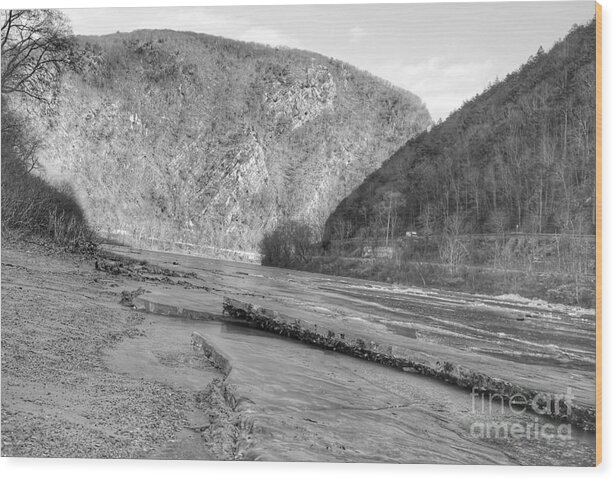Delaware Water Gap Wood Print featuring the photograph Delaware Water Gap in Winter by Christopher Lotito