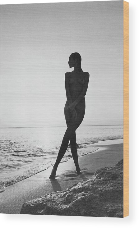 Beauty Wood Print featuring the photograph Marisa Berenson At A Beach by Arnaud de Rosnay