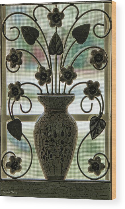 Vase Wood Print featuring the photograph The vase by Bonnie Willis