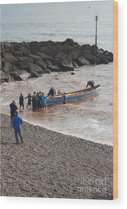 Boat Wood Print featuring the photograph Coming Ashore #1 by Andy Thompson