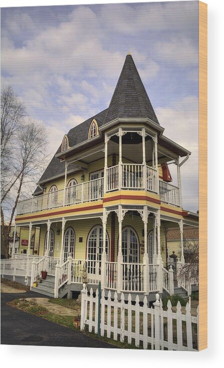 Louisville Wood Print featuring the photograph Clarkesville House by FineArtRoyal Joshua Mimbs