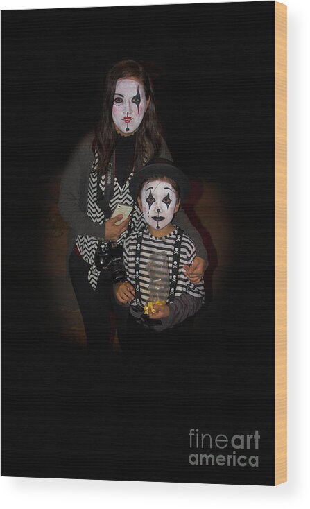 Mom Wood Print featuring the photograph Cuenca Kids 950 by Al Bourassa