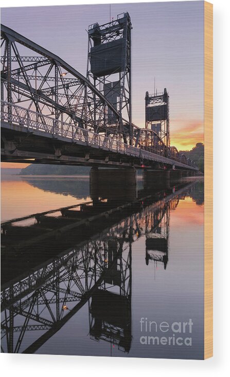 Minnesota Wood Print featuring the photograph Lift Bridge Sunrise by Ernesto Ruiz