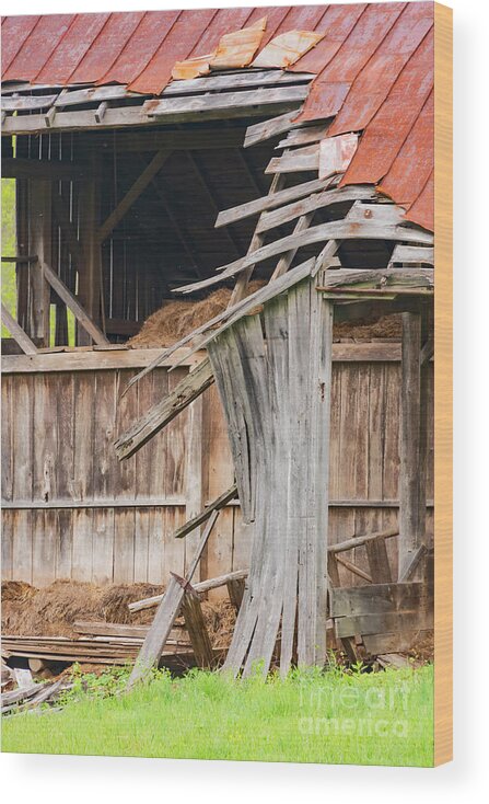 New Castle Wood Print featuring the photograph Old Barn Ruin by Bob Phillips