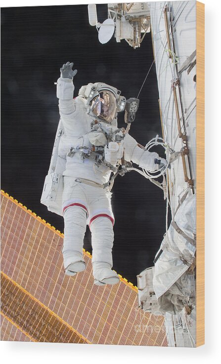 Astronomy Wood Print featuring the photograph Scott Kelly, Expedition 46 Spacewalk by Science Source