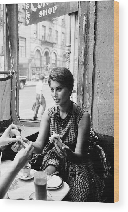 Sophia Loren Wood Print featuring the photograph Loren In New York Cafe #2 by Peter Stackpole